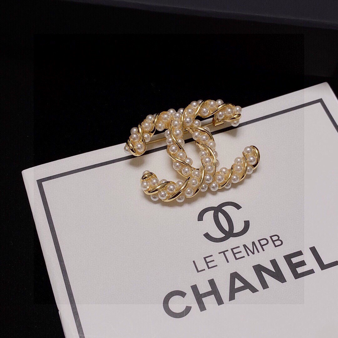  CHANEL🇫🇷小香 专柜新款同步上新香奈儿胸针，是最懂女人的饰物。那些倾注了全部心血去做自己的女人，