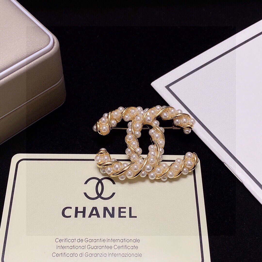  CHANEL🇫🇷小香 专柜新款同步上新香奈儿胸针，是最懂女人的饰物。那些倾注了全部心血去做自己的女人，