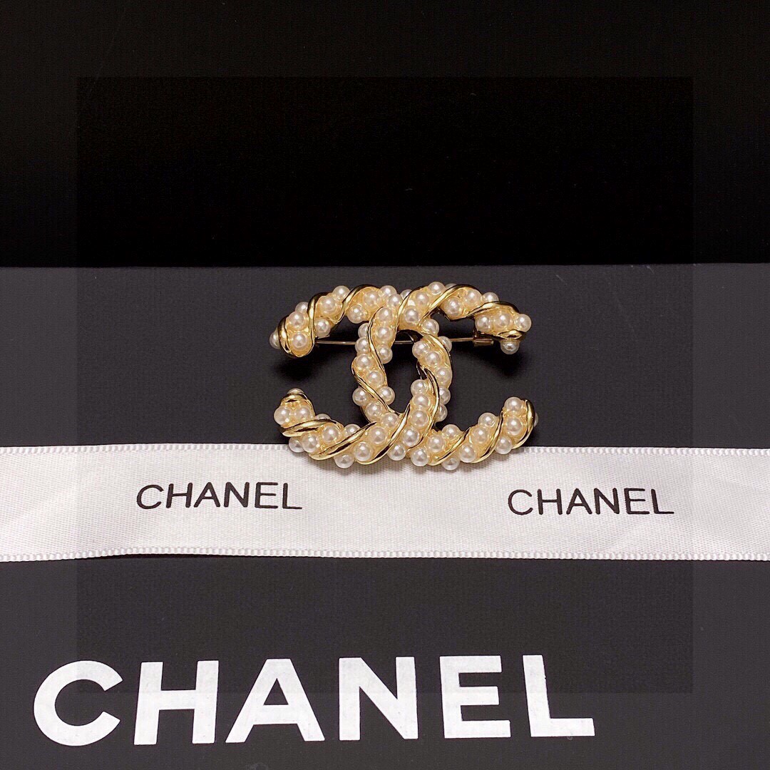  CHANEL🇫🇷小香 专柜新款同步上新香奈儿胸针，是最懂女人的饰物。那些倾注了全部心血去做自己的女人，