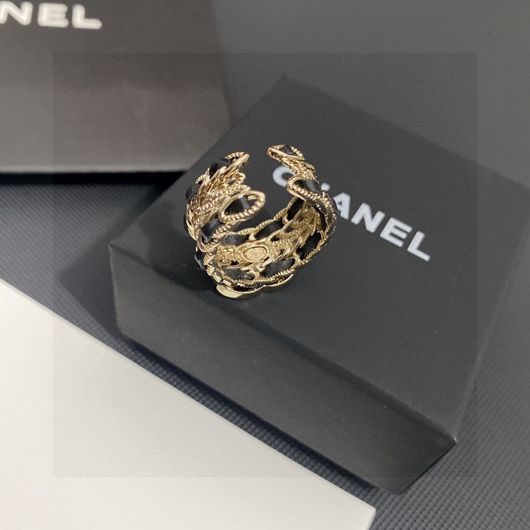  CHANEL🇫🇷小香 专柜新款同步上新香奈儿小号胸针，是最懂女人的饰物。那些倾注了全部心血去做自己的女