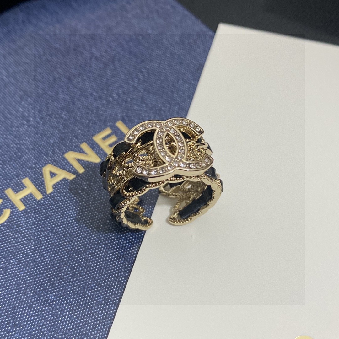  CHANEL🇫🇷小香 专柜新款同步上新香奈儿小号胸针，是最懂女人的饰物。那些倾注了全部心血去做自己的女