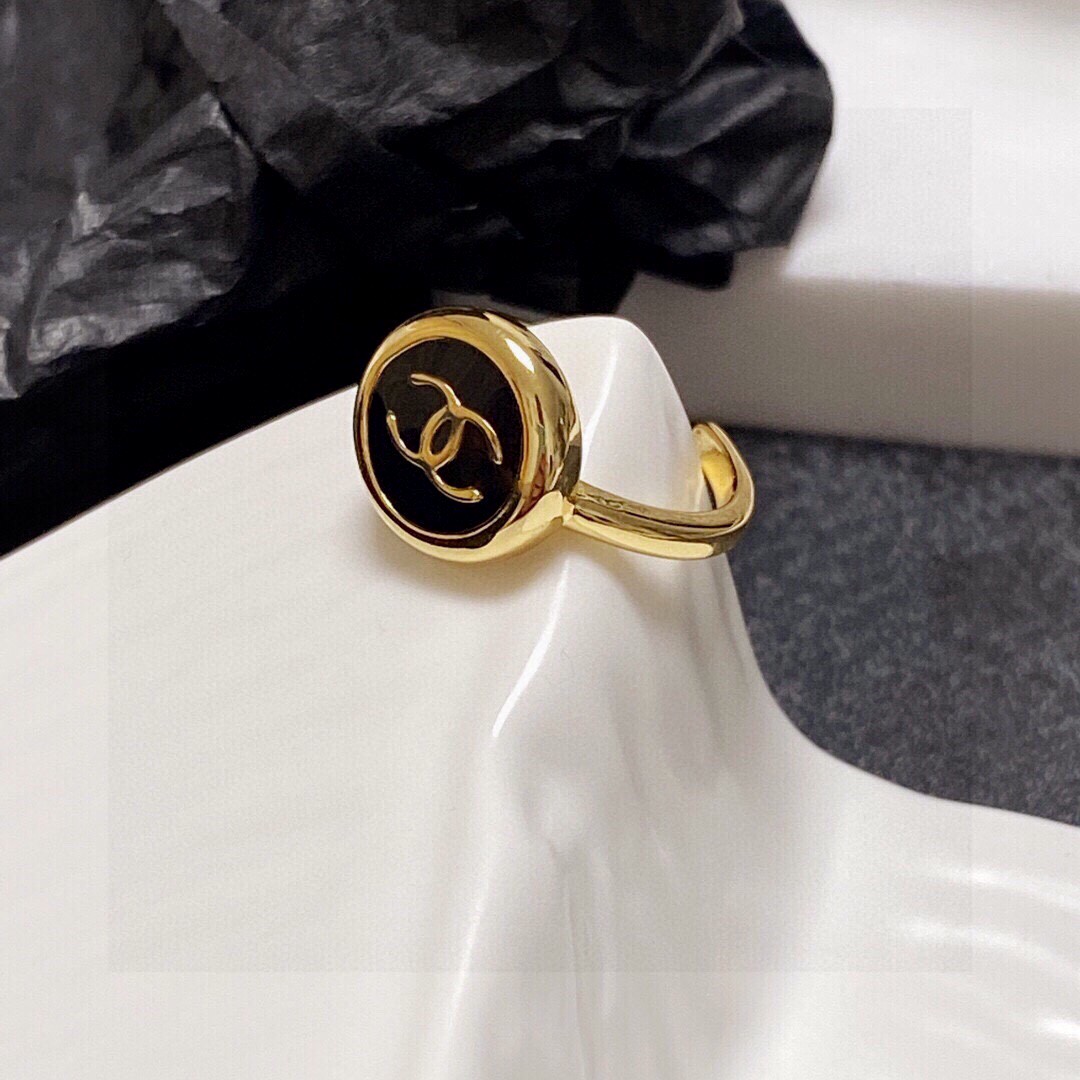 🌺小香风Chanel字母双C造型戒指！一戴就忍不住想夸的一款，简约的设计，超精致又显手白，简直爱了！又可