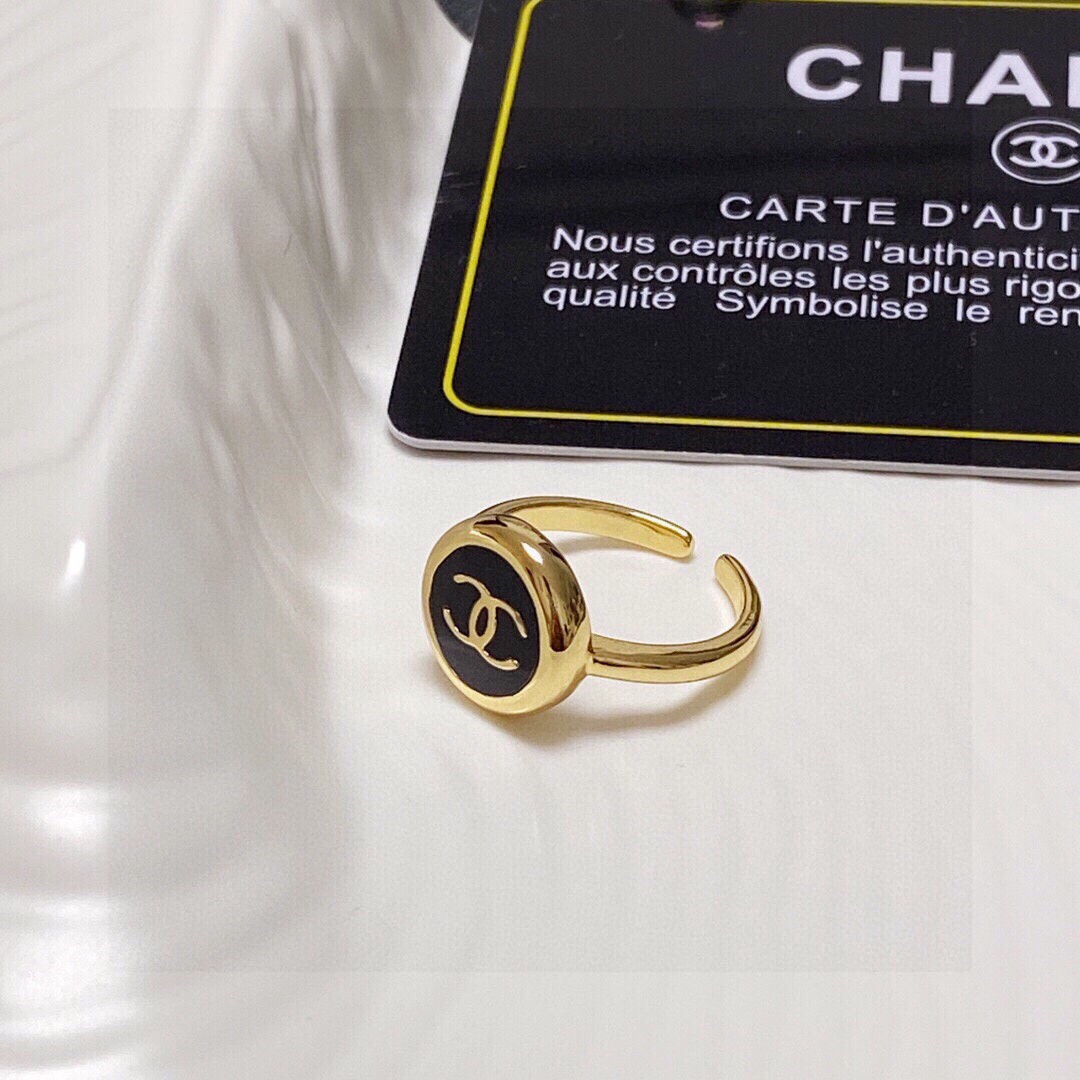 🌺小香风Chanel字母双C造型戒指！一戴就忍不住想夸的一款，简约的设计，超精致又显手白，简直爱了！又可