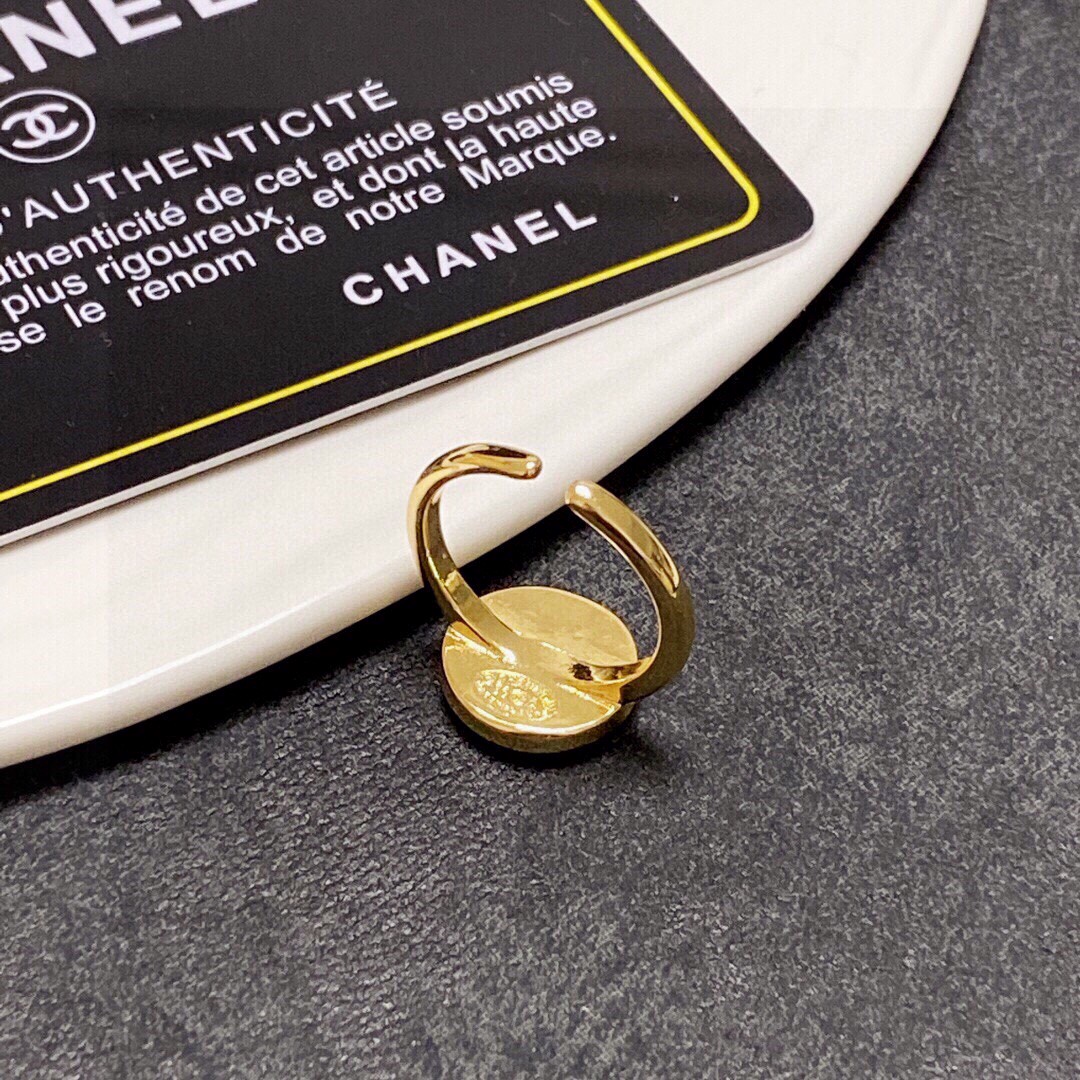 🌺小香风Chanel字母双C造型戒指！一戴就忍不住想夸的一款，简约的设计，超精致又显手白，简直爱了！又可
