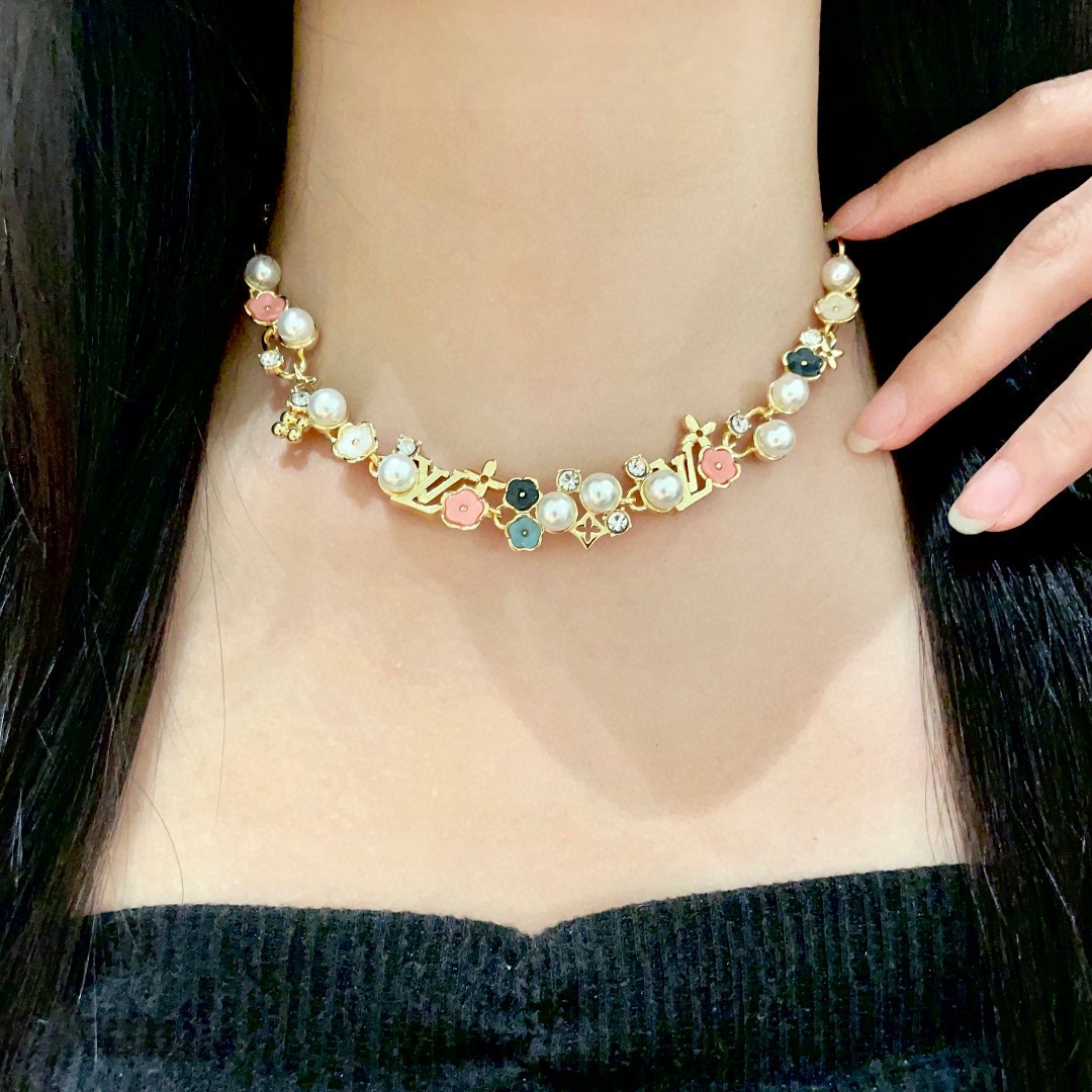 💥💥💥LOUISVUITTON以 经典花纹图案设计 双花 款设计方式吊坠LV品牌标志设计，经典标志理念、