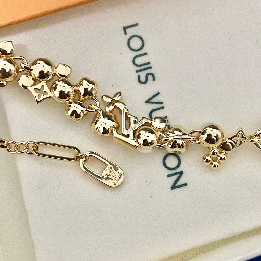 💥💥💥LOUISVUITTON以 经典花纹图案设计 双花 款设计方式吊坠LV品牌标志设计，经典标志理念、