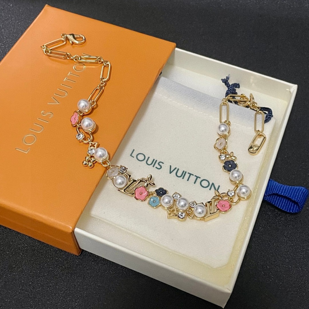 💥💥💥LOUISVUITTON以 经典花纹图案设计 双花 款设计方式吊坠LV品牌标志设计，经典标志理念、