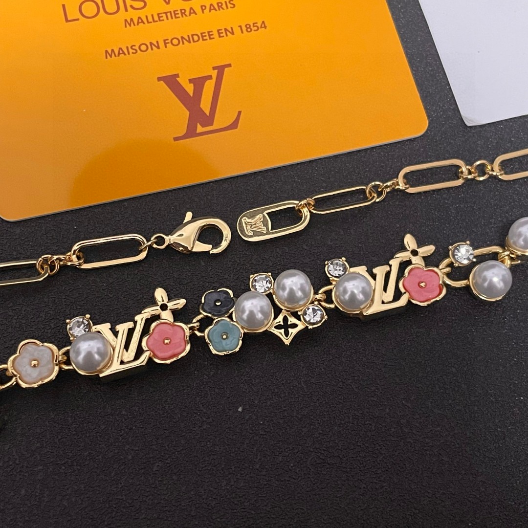 💥💥💥LOUISVUITTON以 经典花纹图案设计 双花 款设计方式吊坠LV品牌标志设计，经典标志理念、