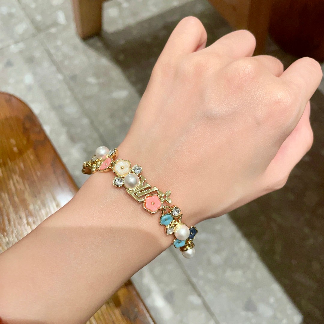 💥💥Louis Vuitton 路易威登 设计独特 (用LV经典之作图形理念)👋好看🧚‍♀️手链  超级