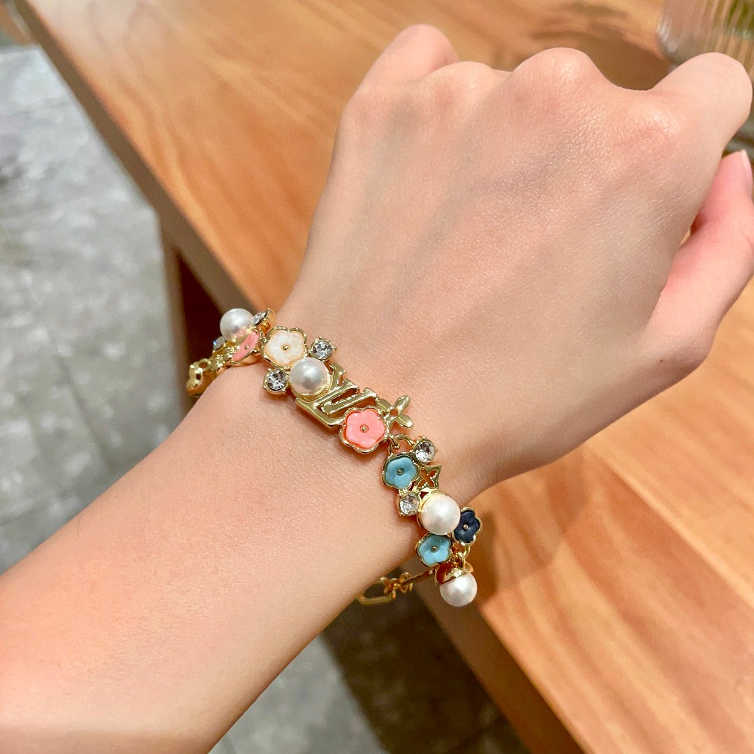 💥💥Louis Vuitton 路易威登 设计独特 (用LV经典之作图形理念)👋好看🧚‍♀️手链  超级