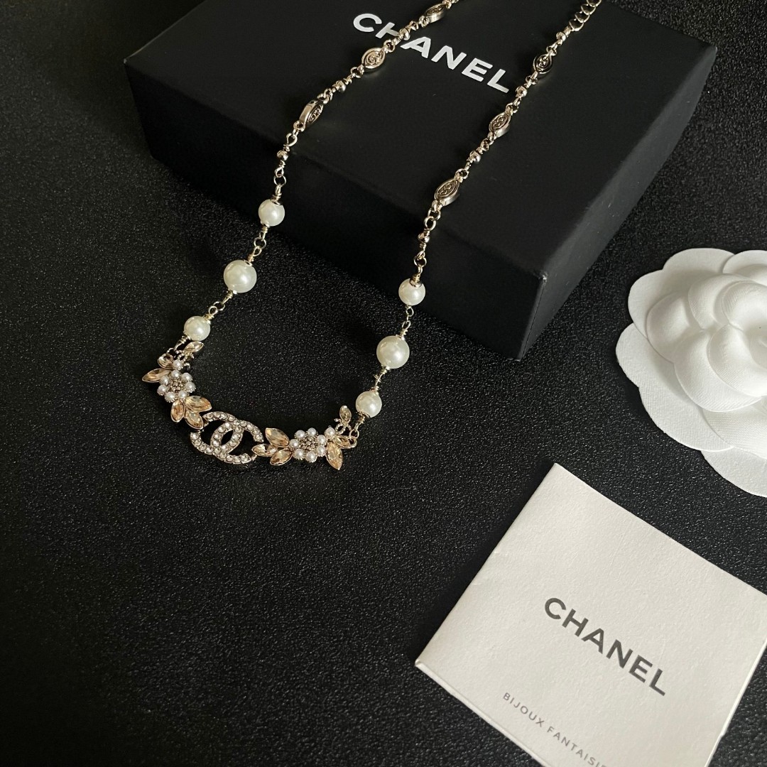  Chanel香奈儿 中古 字母项链👀小香家的款式真心无需多介绍😘🎶每一款都超好看，精致大方，非常显气质