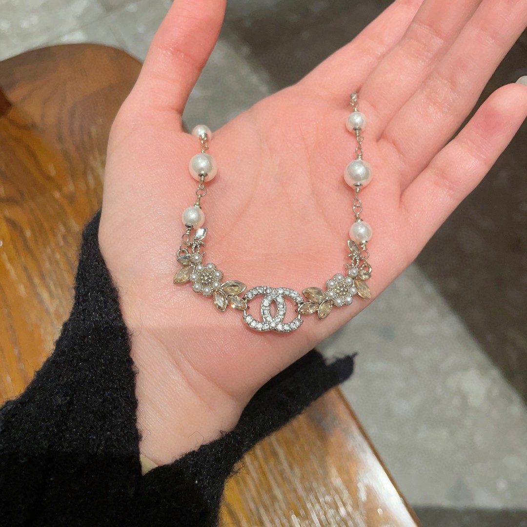  Chanel香奈儿 中古 字母项链👀小香家的款式真心无需多介绍😘🎶每一款都超好看，精致大方，非常显气质