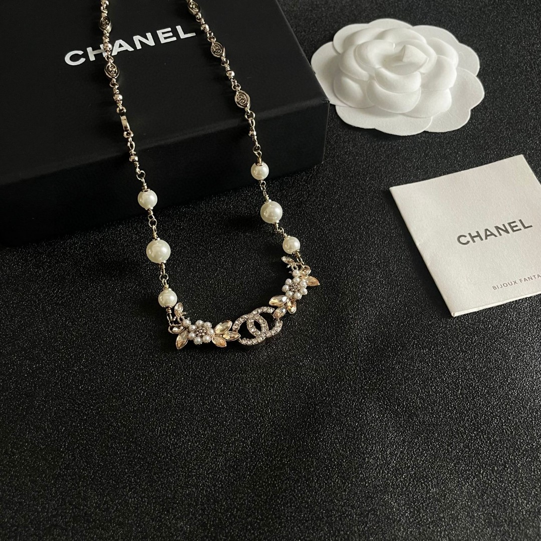  Chanel香奈儿 中古 字母项链👀小香家的款式真心无需多介绍😘🎶每一款都超好看，精致大方，非常显气质