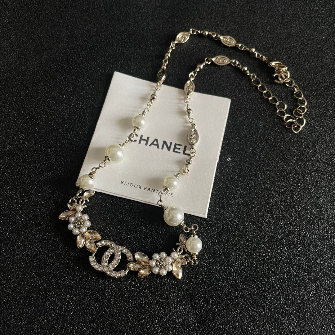  Chanel香奈儿 中古 字母项链👀小香家的款式真心无需多介绍😘🎶每一款都超好看，精致大方，非常显气质