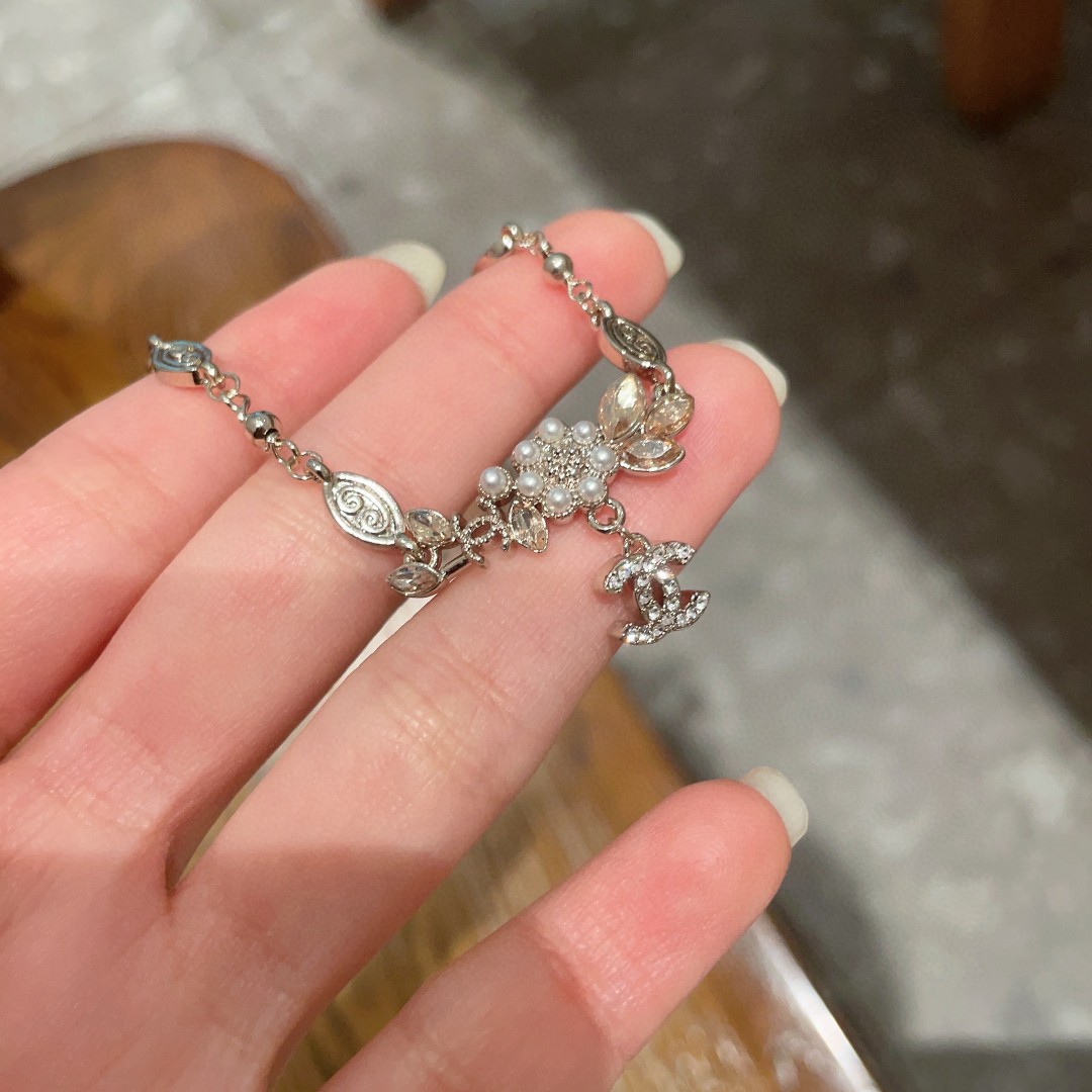  Chanel香奈儿 中古 字母手链👀小香家的款式真心无需多介绍😘🎶每一款都超好看，精致大方，非常显气质
