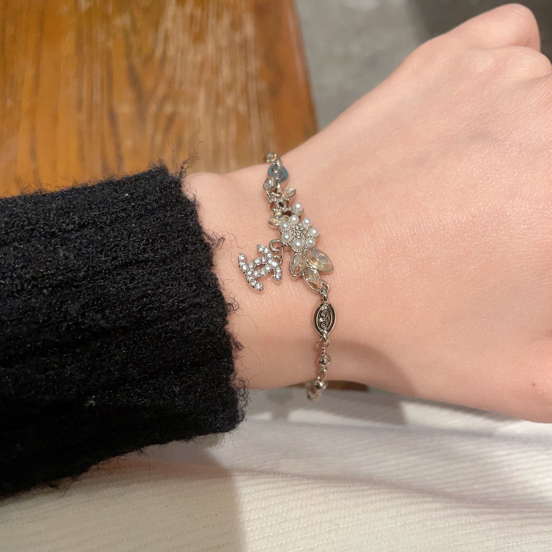  Chanel香奈儿 中古 字母手链👀小香家的款式真心无需多介绍😘🎶每一款都超好看，精致大方，非常显气质