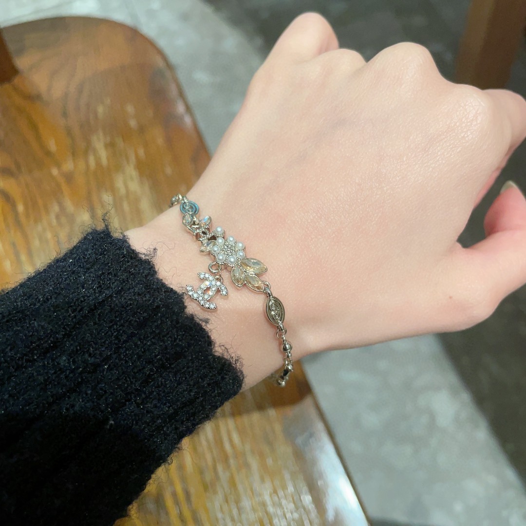  Chanel香奈儿 中古 字母手链👀小香家的款式真心无需多介绍😘🎶每一款都超好看，精致大方，非常显气质