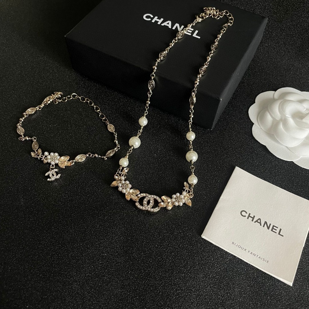  Chanel香奈儿 中古 字母手链👀小香家的款式真心无需多介绍😘🎶每一款都超好看，精致大方，非常显气质