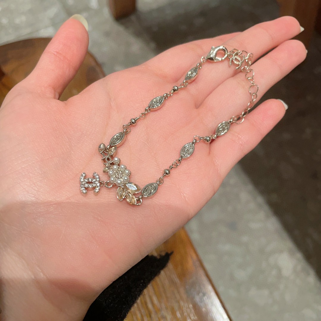  Chanel香奈儿 中古 字母手链👀小香家的款式真心无需多介绍😘🎶每一款都超好看，精致大方，非常显气质