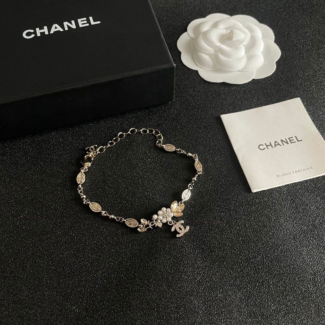  Chanel香奈儿 中古 字母手链👀小香家的款式真心无需多介绍😘🎶每一款都超好看，精致大方，非常显气质