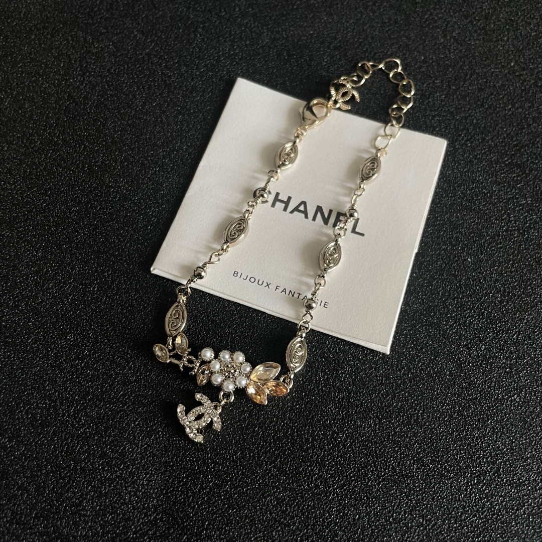 Chanel香奈儿 中古 字母手链👀小香家的款式真心无需多介绍😘🎶每一款都超好看，精致大方，非常显气质
