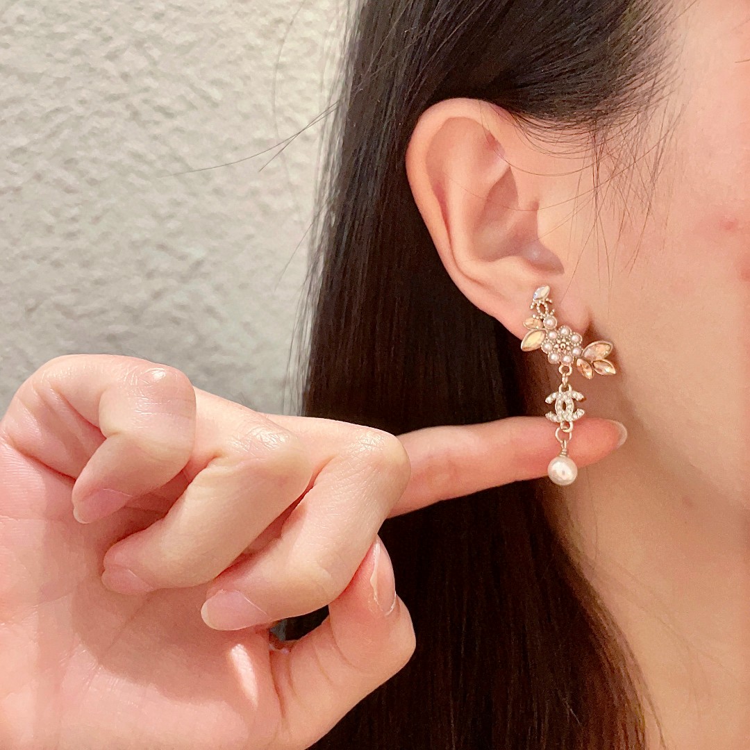  Chanel香奈儿 中古 耳钉👀小香家的款式真心无需多介绍😘🎶每一款都超好看，精致大方，非常显气质