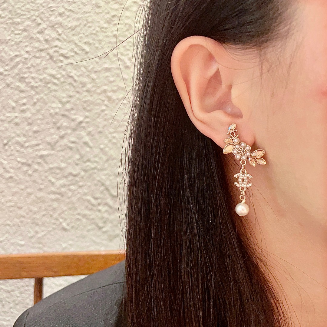  Chanel香奈儿 中古 耳钉👀小香家的款式真心无需多介绍😘🎶每一款都超好看，精致大方，非常显气质