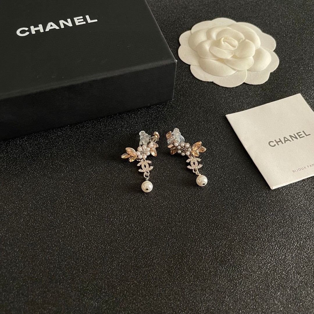  Chanel香奈儿 中古 耳钉👀小香家的款式真心无需多介绍😘🎶每一款都超好看，精致大方，非常显气质