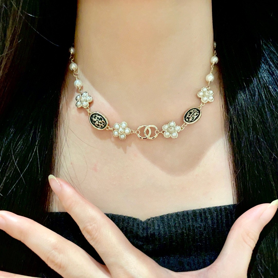  Chanel香奈儿 中古 字母项链👀小香家的款式真心无需多介绍😘🎶每一款都超好看，精致大方，非常显气质