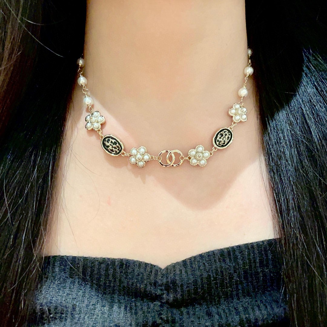  Chanel香奈儿 中古 字母项链👀小香家的款式真心无需多介绍😘🎶每一款都超好看，精致大方，非常显气质