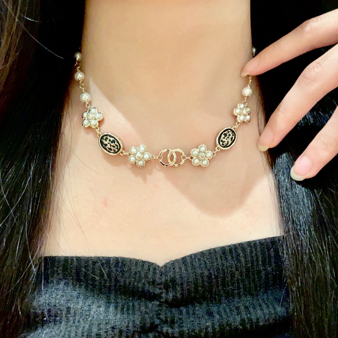  Chanel香奈儿 中古 字母项链👀小香家的款式真心无需多介绍😘🎶每一款都超好看，精致大方，非常显气质