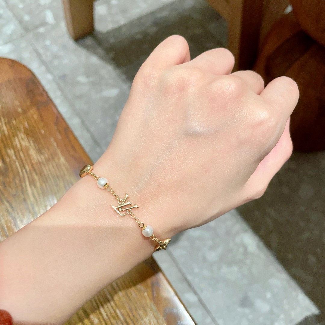 💥💥Louis Vuitton 路易威登 设计独特 (用LV经典之作图形理念)👋好看🧚‍♀️手链  超级