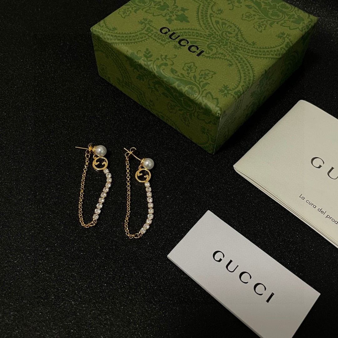  新款 古驰Gucci🆕小耳钉👌👌简约百搭 低调奢华的小双C 经典耐看 精选原版一致黄铜材质搭配纯银针！
