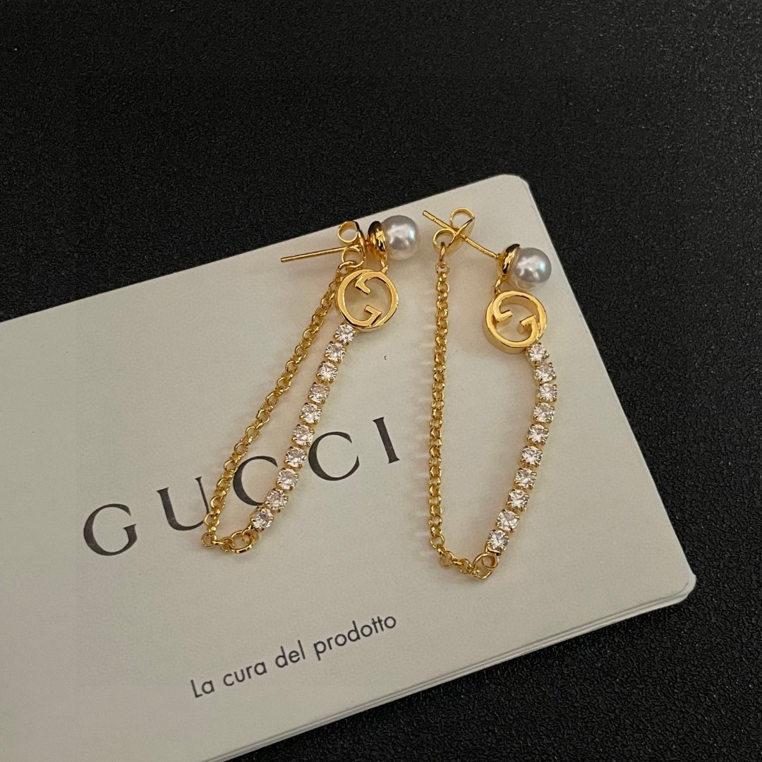  新款 古驰Gucci🆕小耳钉👌👌简约百搭 低调奢华的小双C 经典耐看 精选原版一致黄铜材质搭配纯银针！