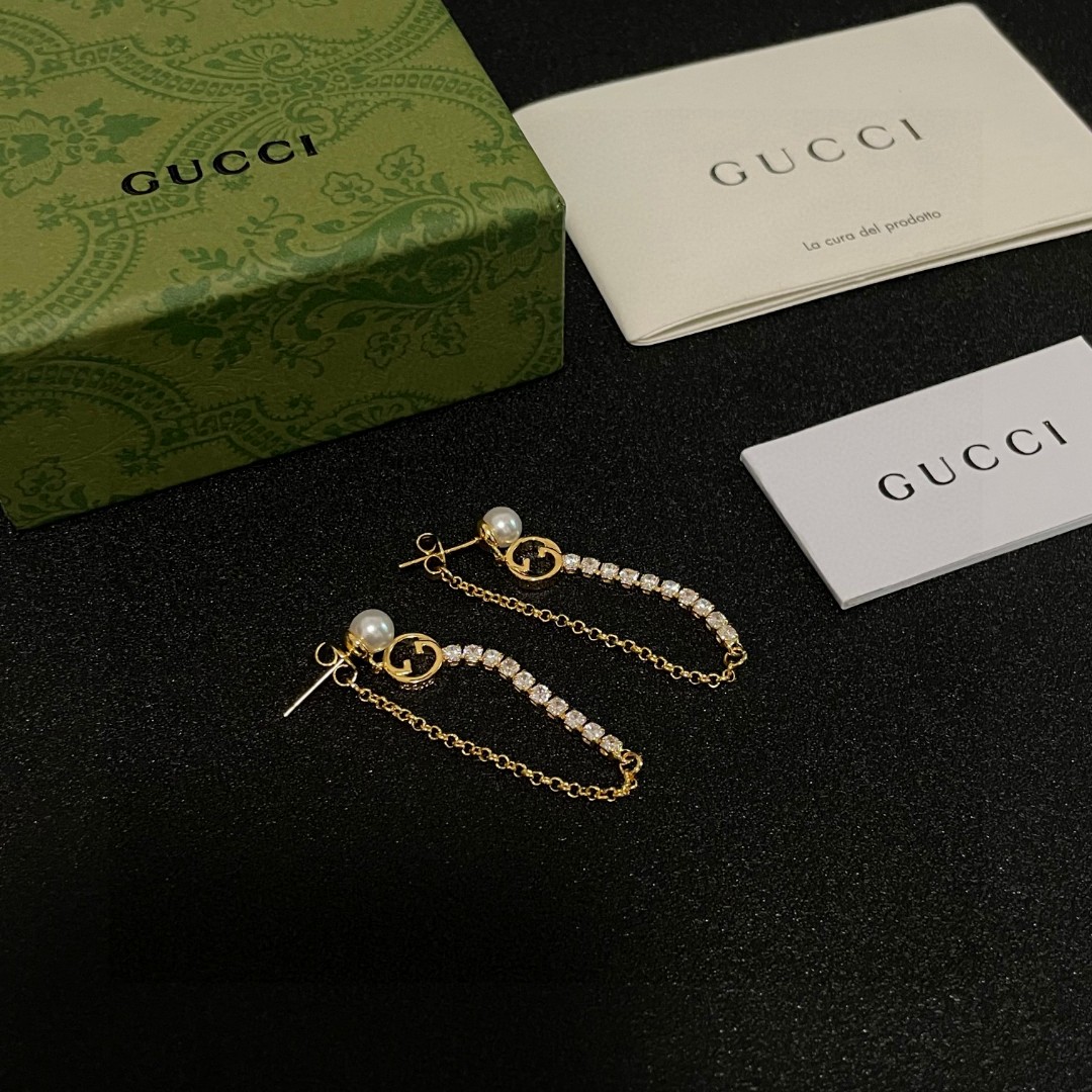  新款 古驰Gucci🆕小耳钉👌👌简约百搭 低调奢华的小双C 经典耐看 精选原版一致黄铜材质搭配纯银针！