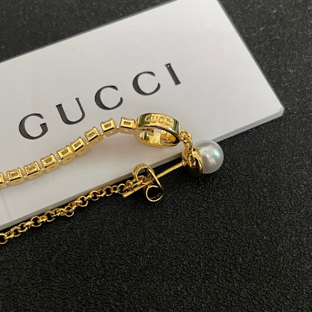  新款 古驰Gucci🆕小耳钉👌👌简约百搭 低调奢华的小双C 经典耐看 精选原版一致黄铜材质搭配纯银针！