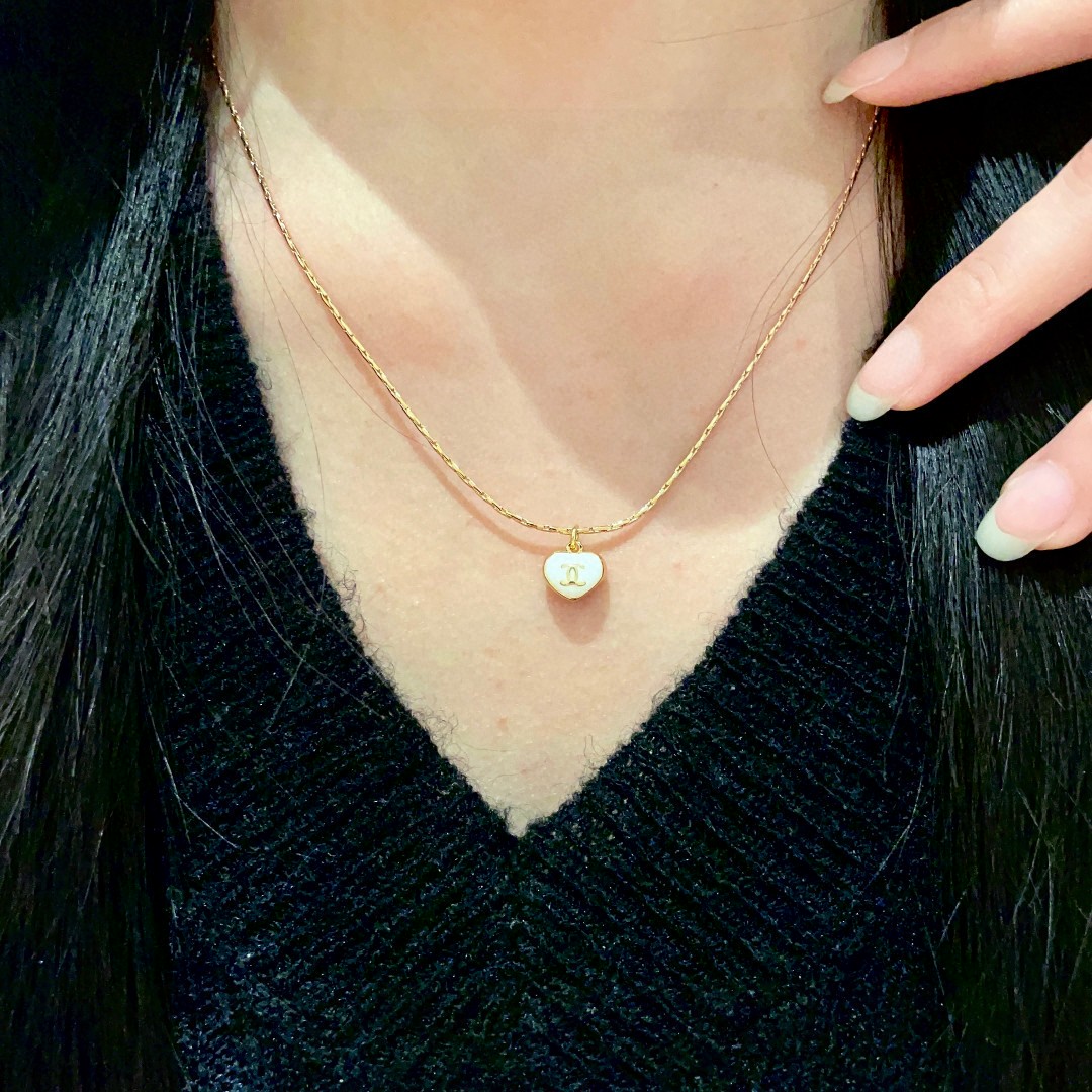  Chanel香奈儿 中古 项链👀小香家的款式真心无需多介绍😘🎶每一款都超好看，精致大方，非常显气质.