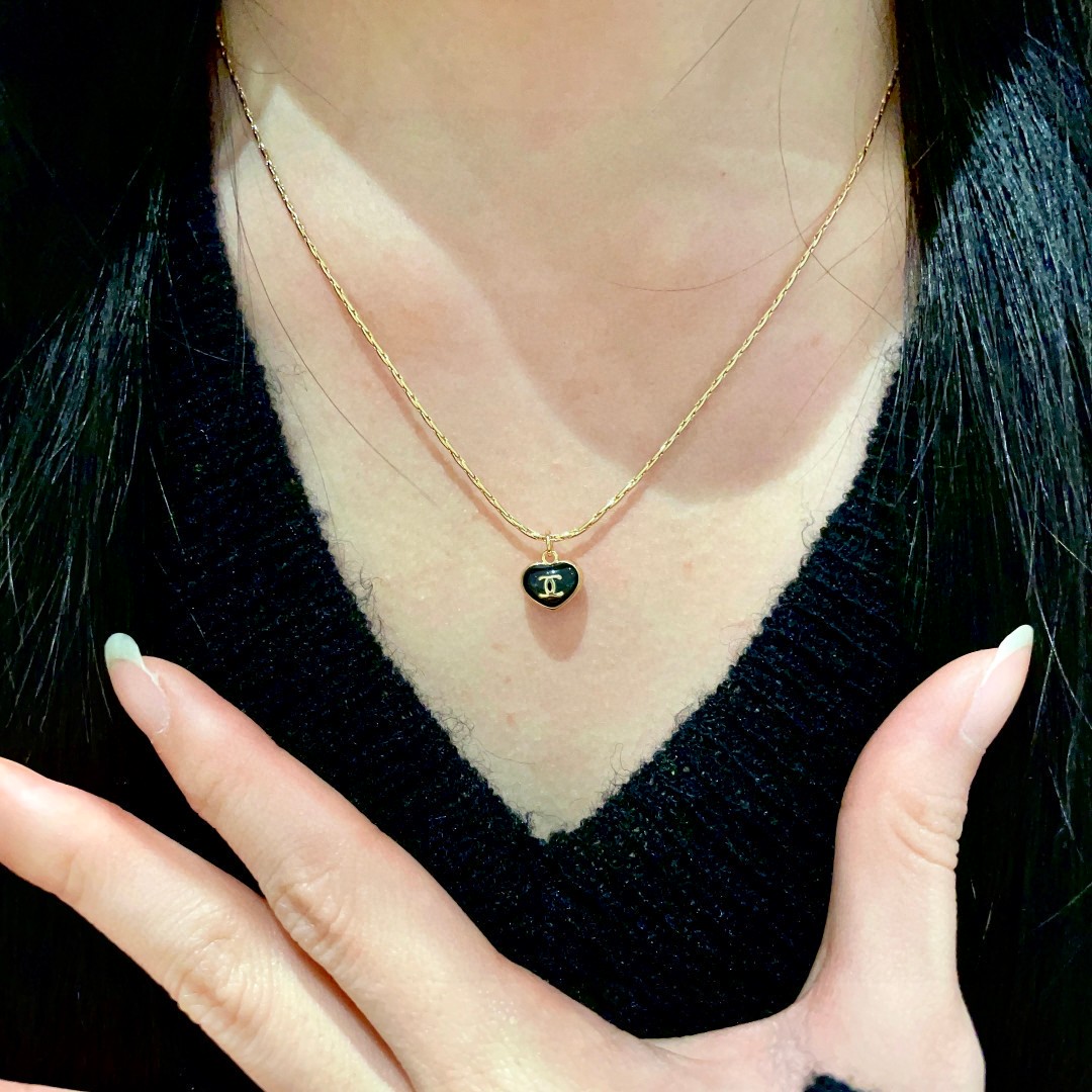  Chanel香奈儿 中古 项链👀小香家的款式真心无需多介绍😘🎶每一款都超好看，精致大方，非常显气质.