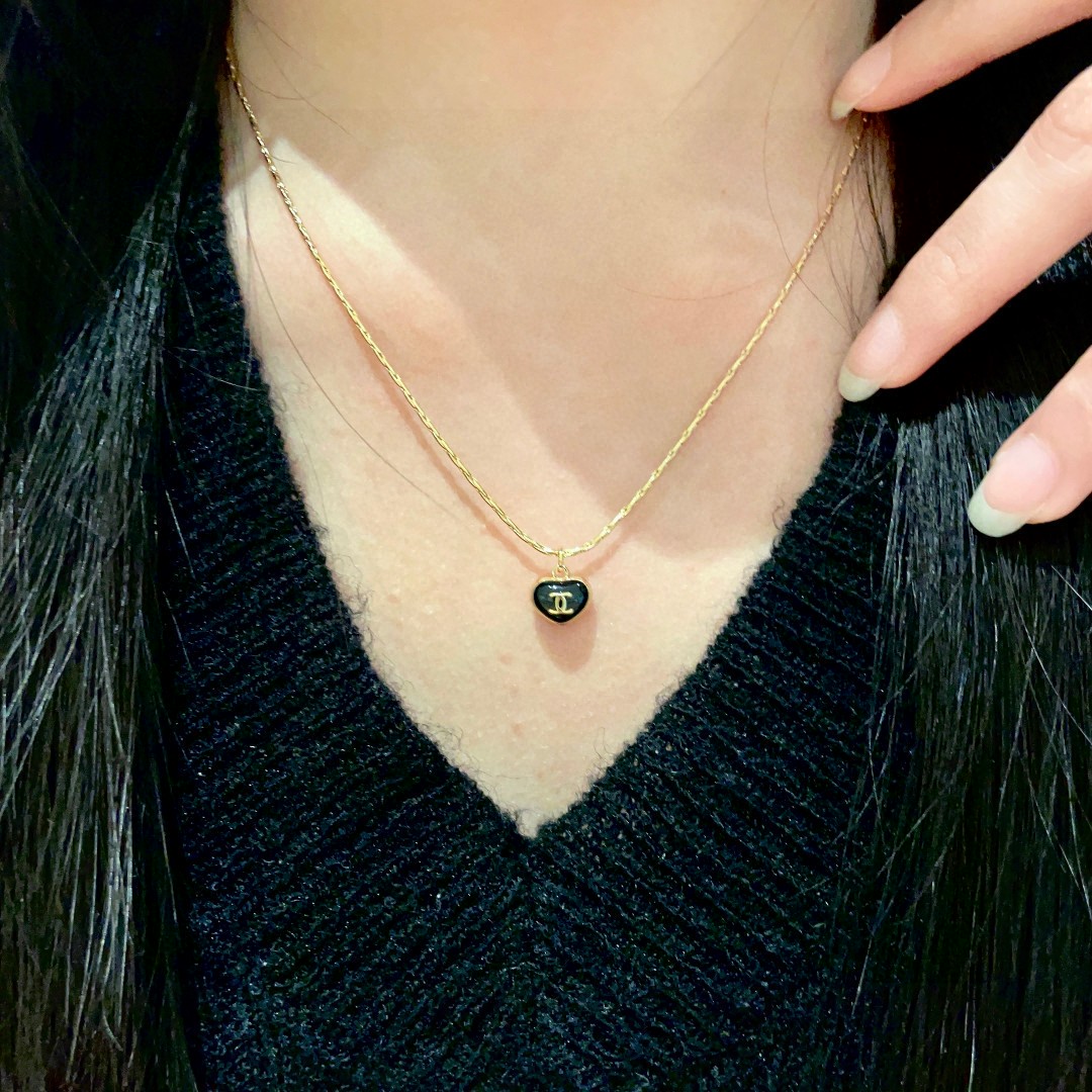  Chanel香奈儿 中古 项链👀小香家的款式真心无需多介绍😘🎶每一款都超好看，精致大方，非常显气质.
