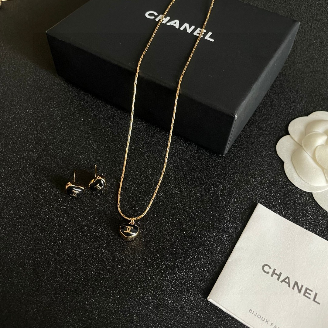  Chanel香奈儿 中古 项链👀小香家的款式真心无需多介绍😘🎶每一款都超好看，精致大方，非常显气质.