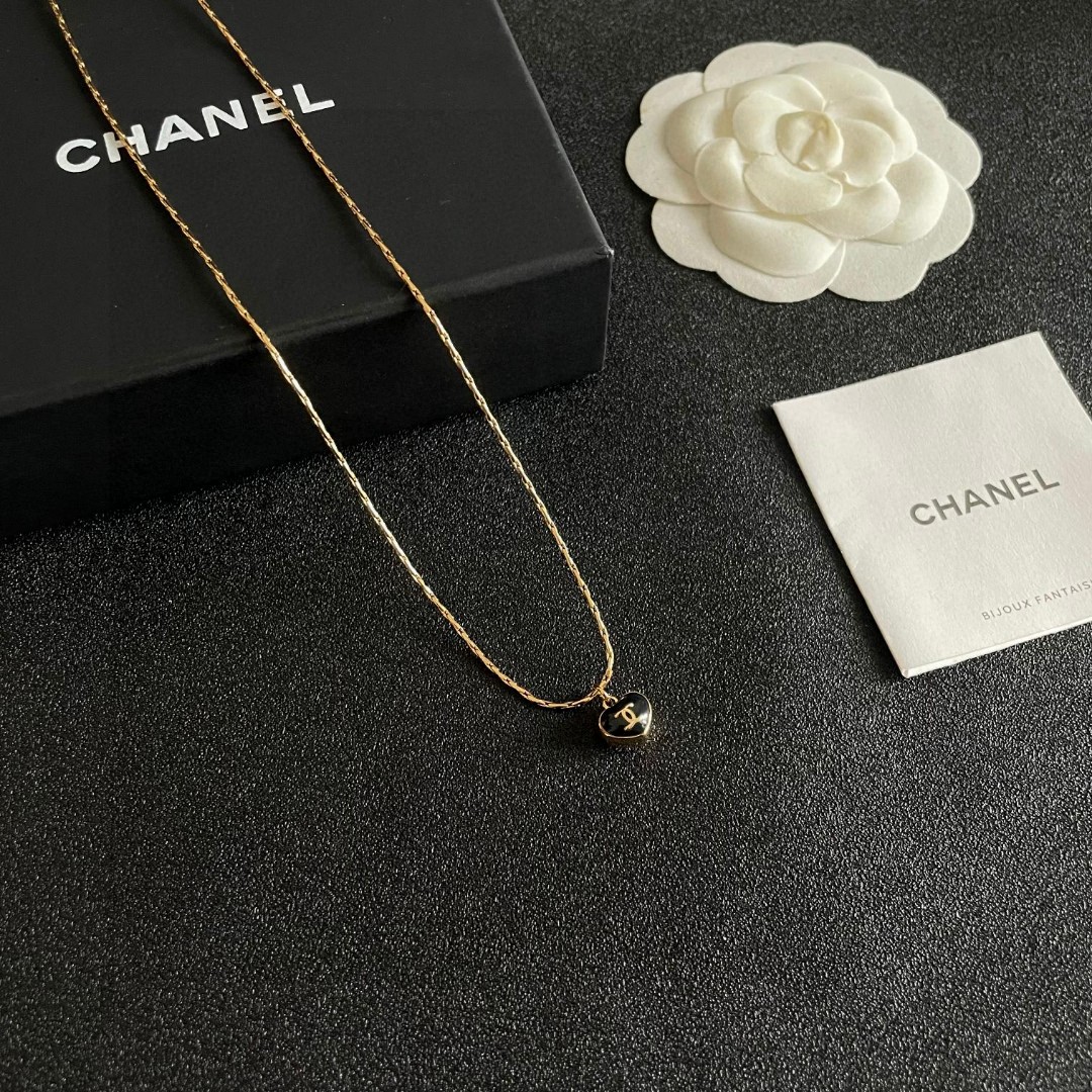  Chanel香奈儿 中古 项链👀小香家的款式真心无需多介绍😘🎶每一款都超好看，精致大方，非常显气质.