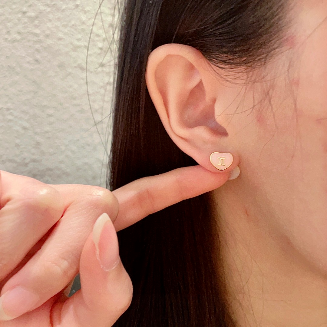  Chanel香奈儿 中古 双C耳钉👀原版复刻logo 小香家的款式真心无需多介绍😘🎶每一款都超好看，精