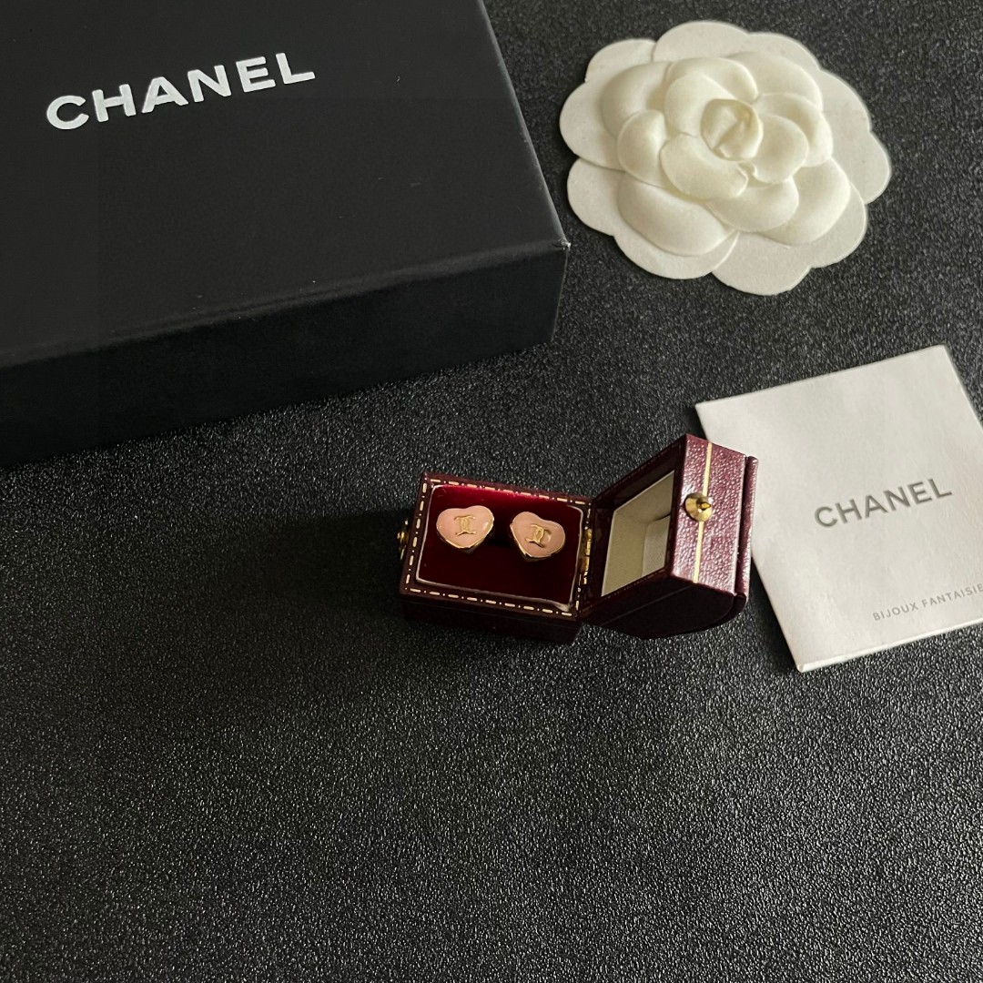  Chanel香奈儿 中古 双C耳钉👀原版复刻logo 小香家的款式真心无需多介绍😘🎶每一款都超好看，精