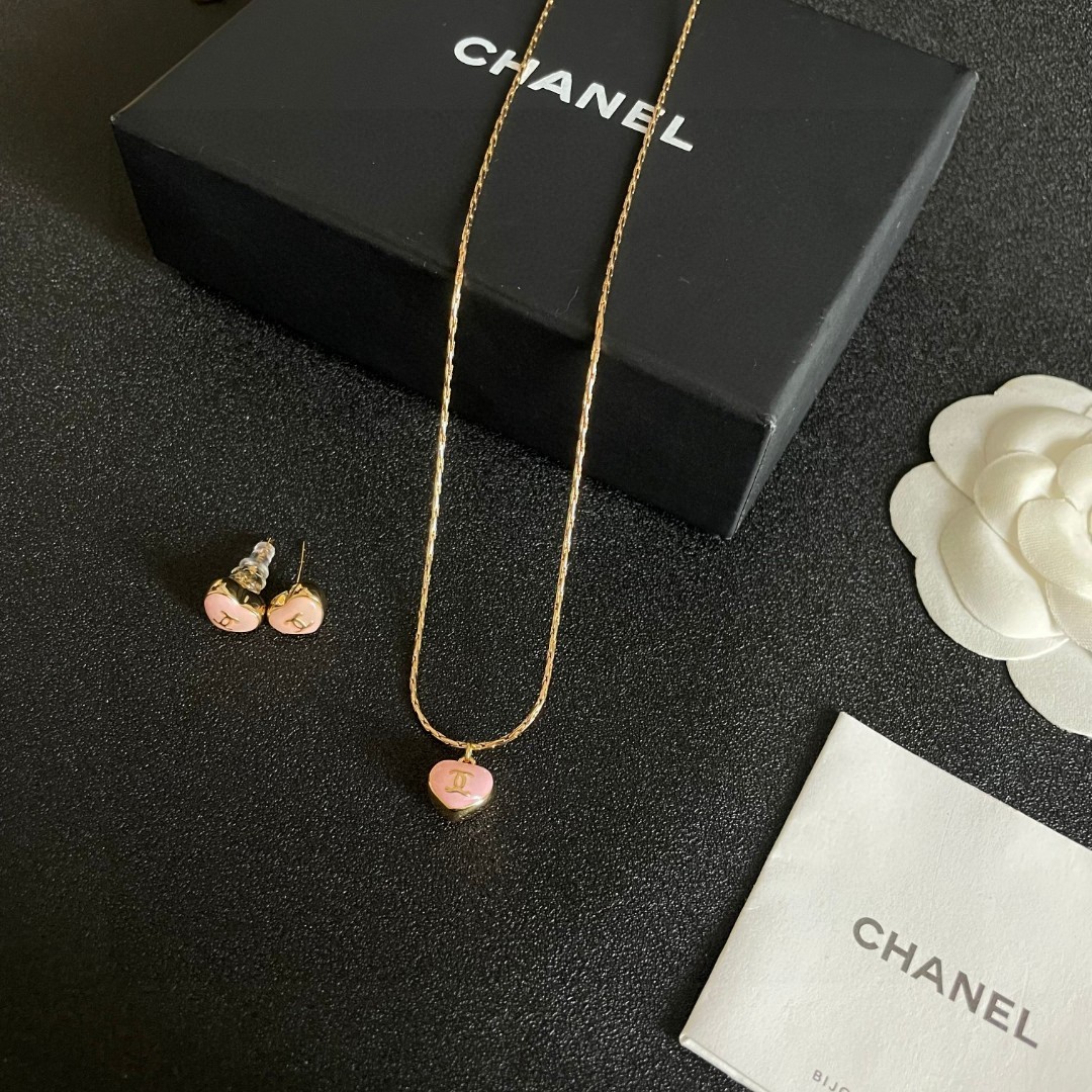  Chanel香奈儿 中古 双C耳钉👀原版复刻logo 小香家的款式真心无需多介绍😘🎶每一款都超好看，精
