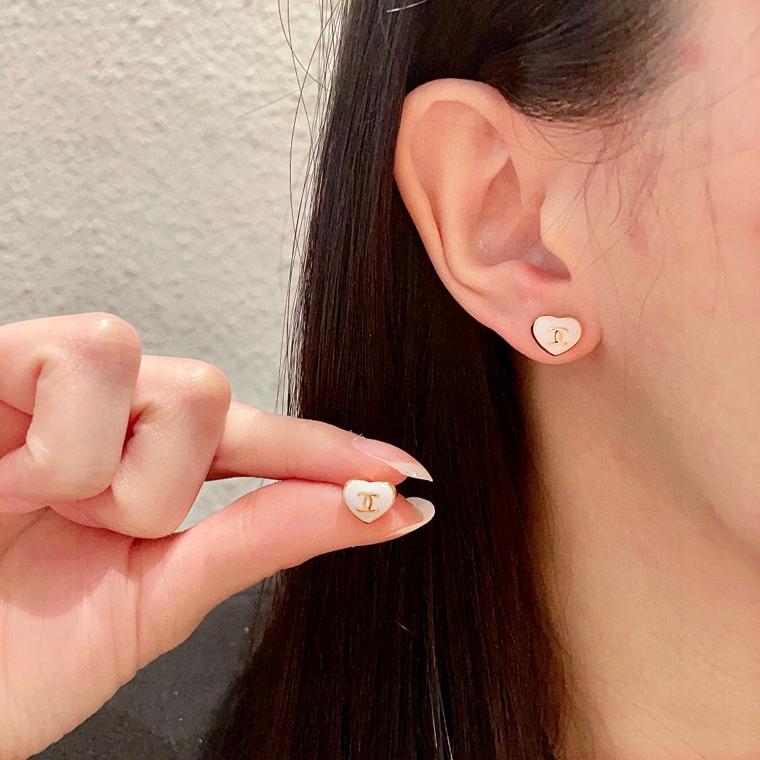  Chanel香奈儿 中古 双C耳钉👀原版复刻logo 小香家的款式真心无需多介绍😘🎶每一款都超好看，精