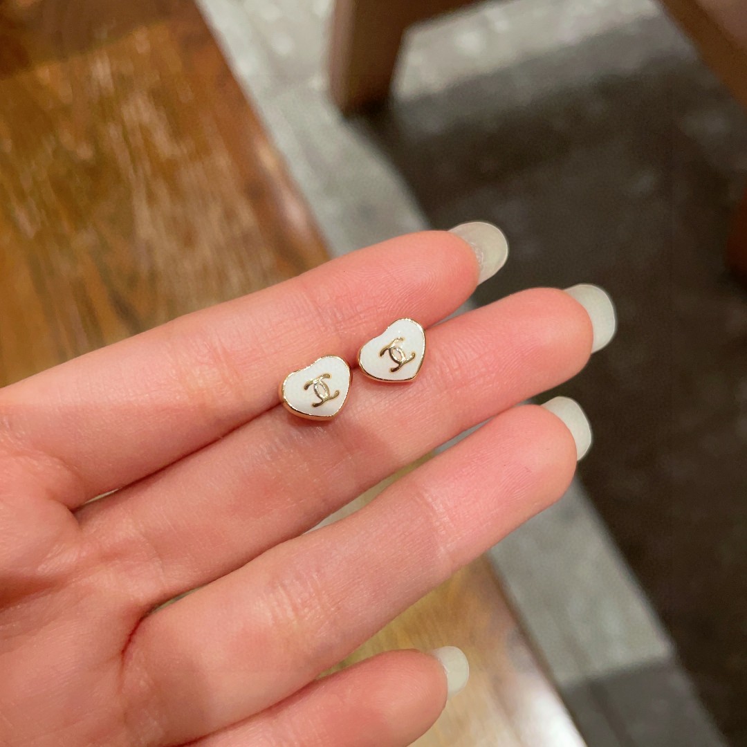  Chanel香奈儿 中古 双C耳钉👀原版复刻logo 小香家的款式真心无需多介绍😘🎶每一款都超好看，精