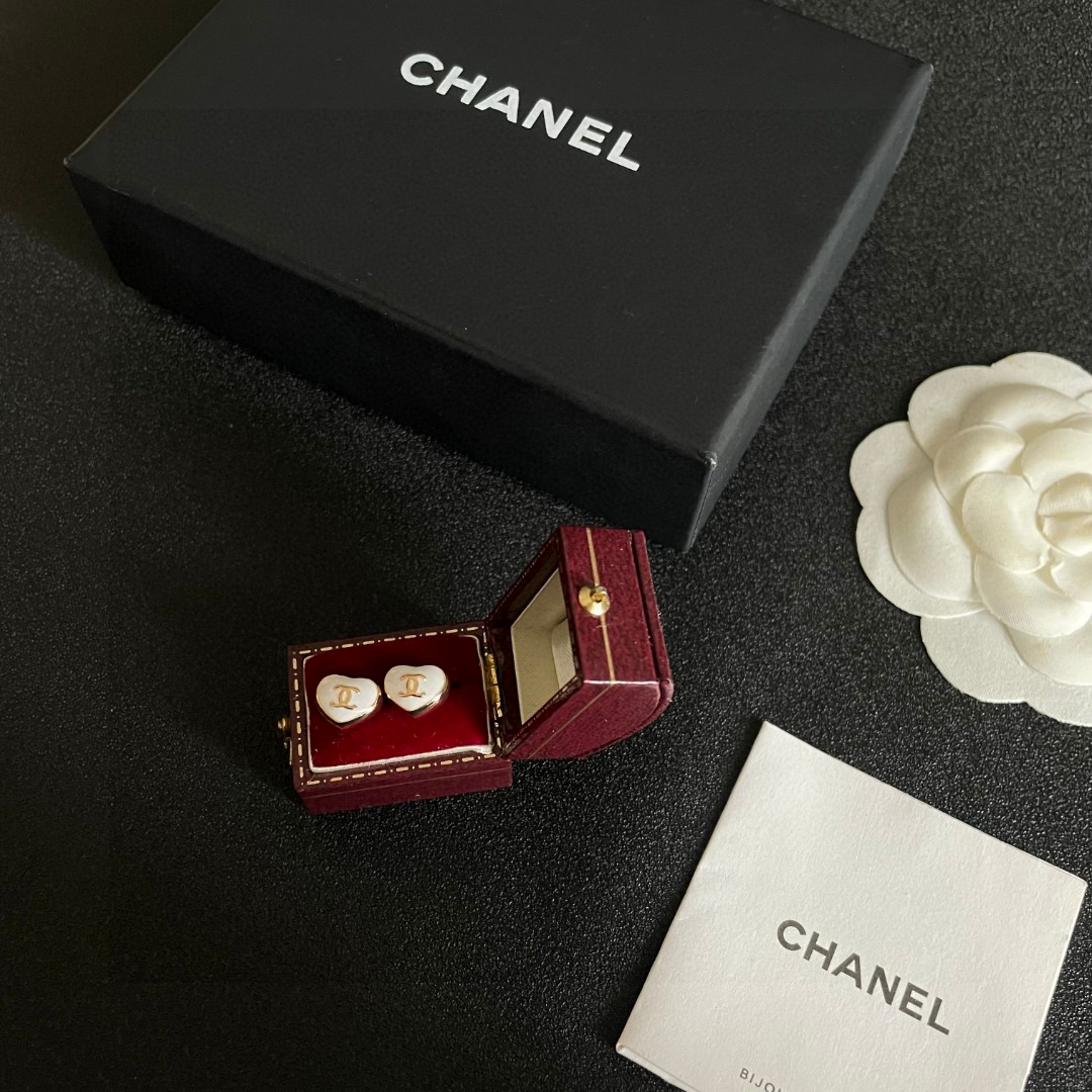  Chanel香奈儿 中古 双C耳钉👀原版复刻logo 小香家的款式真心无需多介绍😘🎶每一款都超好看，精