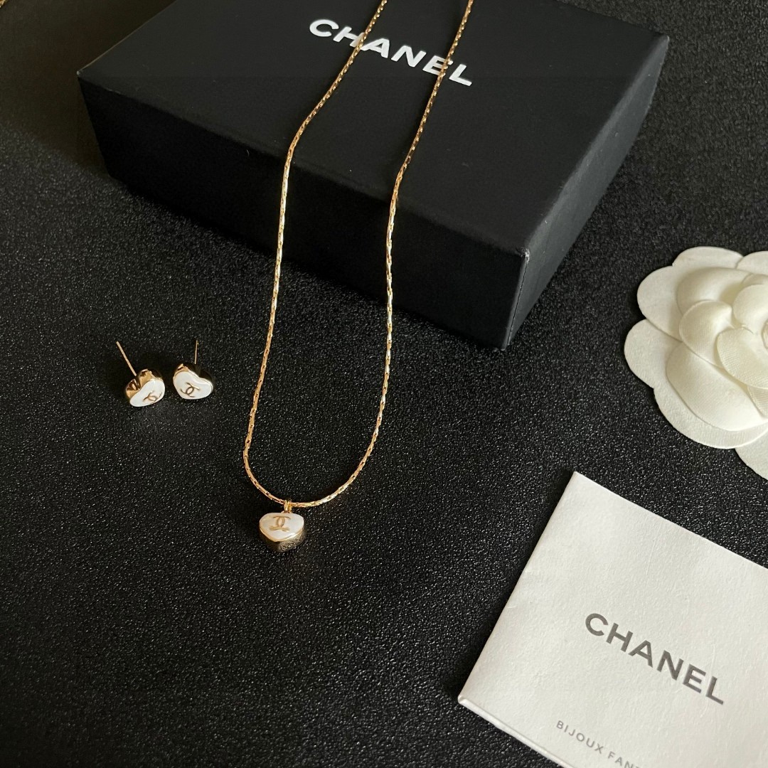  Chanel香奈儿 中古 双C耳钉👀原版复刻logo 小香家的款式真心无需多介绍😘🎶每一款都超好看，精