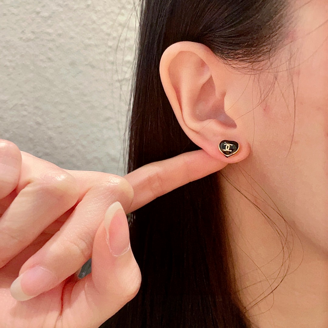  Chanel香奈儿 中古 双C耳钉👀原版复刻logo 小香家的款式真心无需多介绍😘🎶每一款都超好看，精