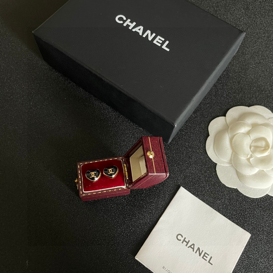  Chanel香奈儿 中古 双C耳钉👀原版复刻logo 小香家的款式真心无需多介绍😘🎶每一款都超好看，精